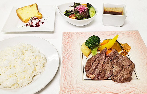 国産牛ヒレ肉のカットステーキ
