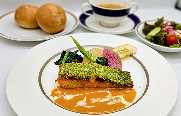 サーモンのムニエル　香草パン粉焼き　オマール海老のソース