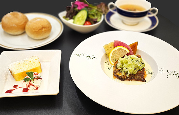 真鯛のポアレ白ワインクリームソース
