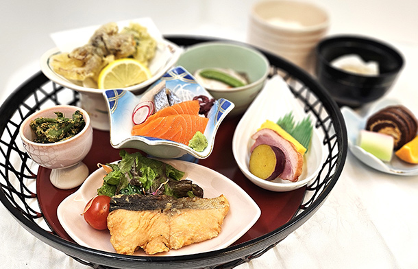 春の彩り花籠膳（桜マスのバター焼きと山菜の天ぷら）