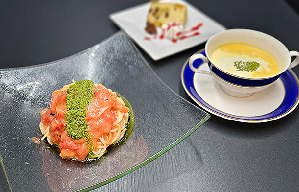 フルーツトマトとジェノベーゼ冷製パスタとカボチャの冷製スープ