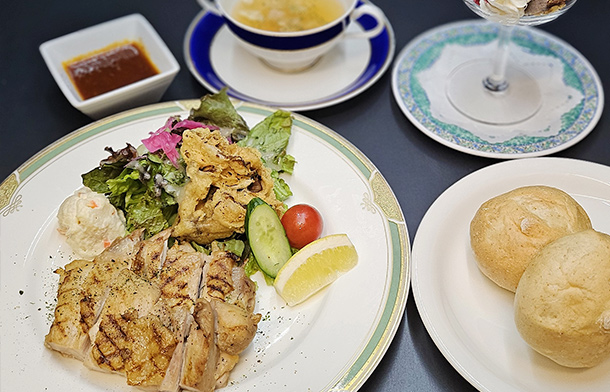 鶏モモ肉のグリル 舞茸のフリット添え オニオンソース